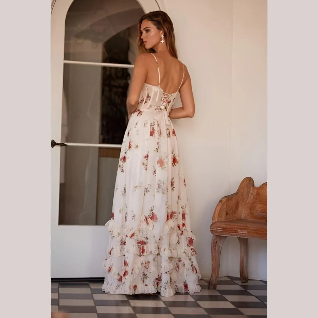 Liliana | Romantyczna sukienka maxi w kwiaty z falbaną i rozcięciem